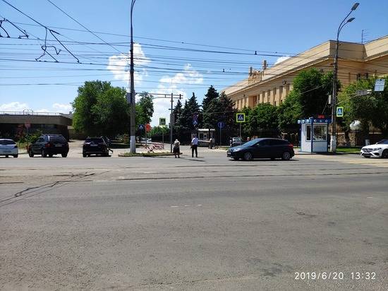 Волгоградский полицейский помог пожилой женщине на дороге