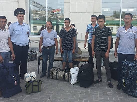 В Волгограде транспортные полицейские рассказали пассажирам из Средней Азии о межконфессиональных конфликтах