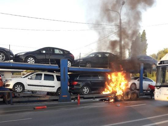 Ранним утром на юге Волгограда горел автовоз с машинами