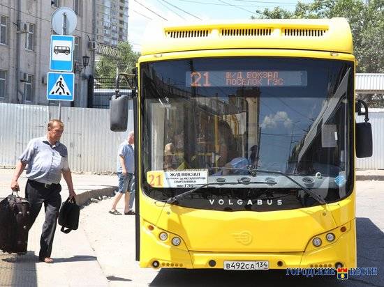 В Волгограде девушка в наушниках едва не попала под колеса автобусатранспорт автобусы происшествия