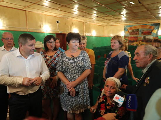 Андрей Бочаров в Быковском районе отклонился от первоначального маршрута и обсудил с жителями модернизацию здравоохранения