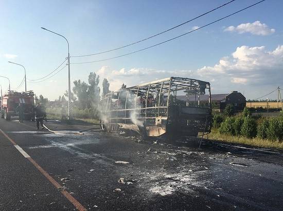 На трассе перед Волгоградом дотла сгорел пассажирский автобус