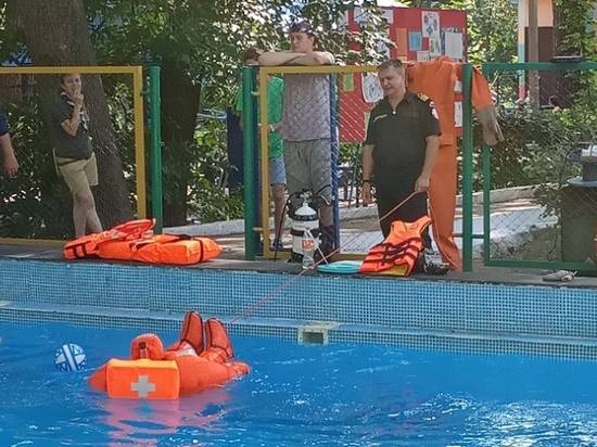 Волгоградские спасатели учили детей плавать и показывали, как спасать утопающих