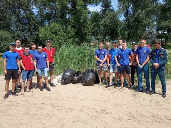 Волгоградские студенты-добровольцы очистили от мусора берег Ахтубы