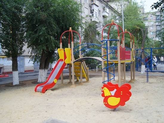 Новые игровые площадки начали устанавливать во дворах Волгограда