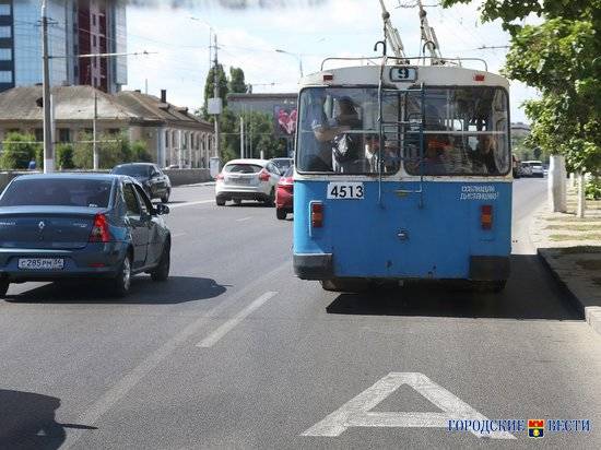 В Волгограде иномарка подрезала троллейбусТранспорт троллейбус