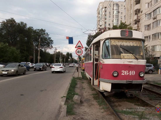 В Волгограде водители легковушек таранили автобусы и трамваи