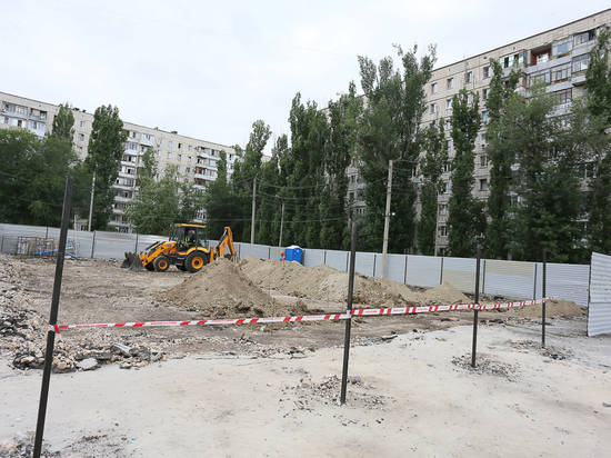 В волгоградском парке Аттракционов строят сцену с кирпичными стенами