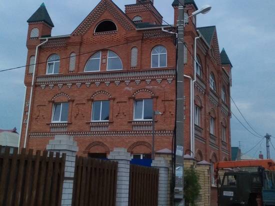 В Волгограде владелец трехэтажного «замка» решил сэкономить на подключении к воде