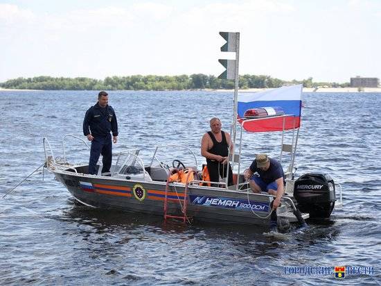 Под Волгоградом дорогой внедорожник утонул в озере: водитель погиб