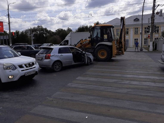 В Волгограде легковушка протаранила трактор