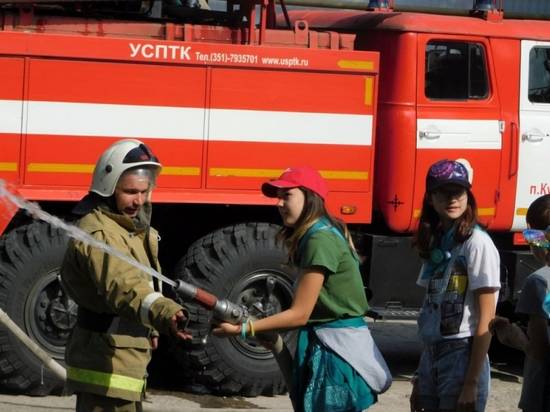 В Волгоградкой области школьники отработали навыки тушения с порошковым огнетушителем