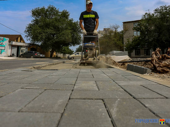 В Волгограде на улице Казахской укладывают тротуарную плитку