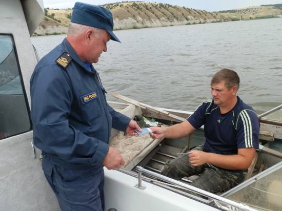 В Волгоградской области спасатели контролируют безопасность людей на водоемах