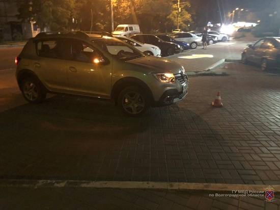 В Волгограде юная автоледи на парковке сбила человека