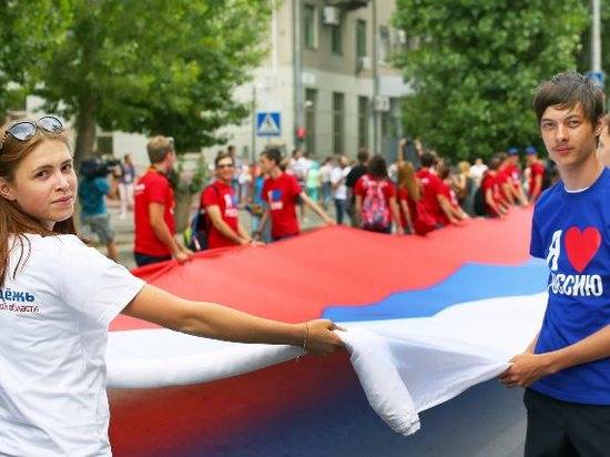 Волгоградская молодежь развернет 90-метровый флаг России на празднике