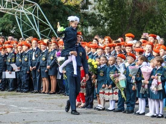 В Волгоградской области сотрудники МЧС поздравили школьников с Днём знаний