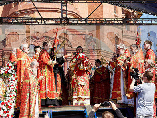 В Божественной литургии на площади Павших Борцов примут участие пять архиереев и более 120 священников