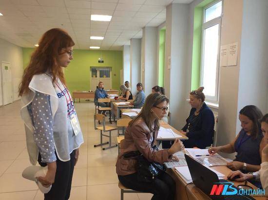 Волгоградские волонтеры на избирательных участках помогают пенсионерам и инвалидам