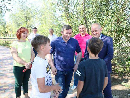 Андрей Бочаров обсудил с жителями Волжского благоустройство парка возле ДК «Октябрь»