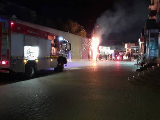 В Волгограде сгорел торговый павильон у Центрального рынка
