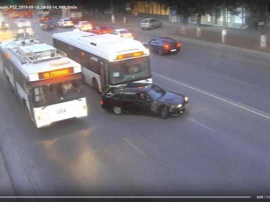 В Ворошиловском районе Волгограда легковушка столкнулась с автобусом и троллейбусом
