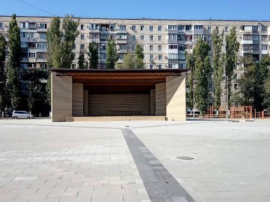 В парке Аттракционов в Волгограде построили сцену и завершают строительство площади