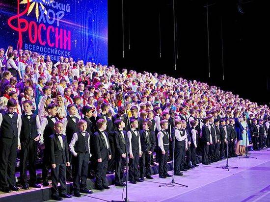 Юные вокалисты из Волгограда споют в "Артеке"