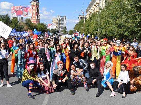 В Волгограде первокурсники ВГИИК прошли на параде студентов в театральных костюмах