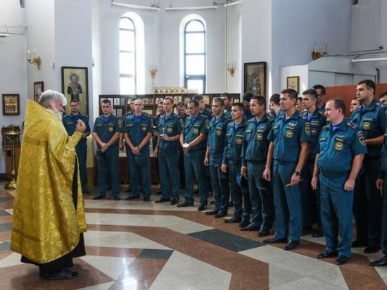 Волгоградские сотрудники МЧС приняли участие в молебне в честь праздника иконы «Неопалимая Купина»