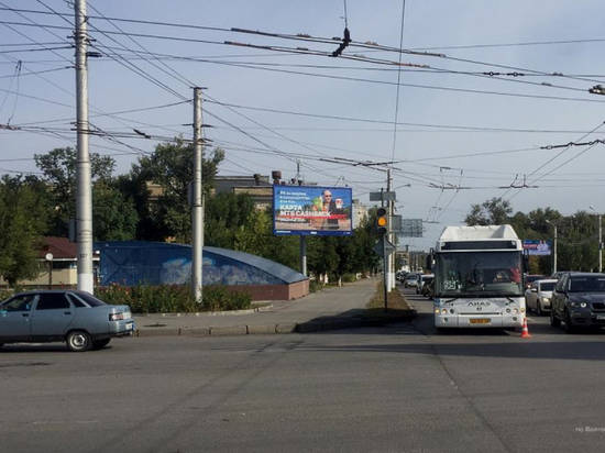 В Волгограде из-за лихача на легковушке в автобусе упала и травмировалась 77-летняя пенсионерка