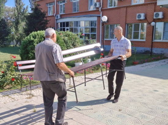 В Волгоградской области осужденные сделали скамейки для пожилых людей