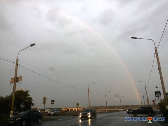 Волгоградцы делятся в интернете фотографиями осенней радуги