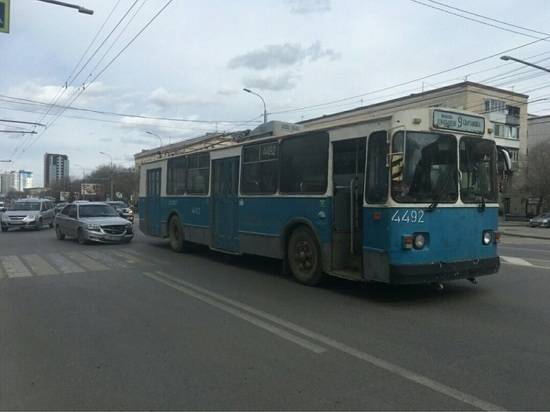 В Волгограде автомобиль столкнулся с троллейбусом