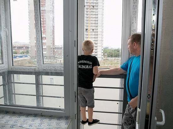 Для волгоградских переселенцев из аварийного жилья купили квартиры