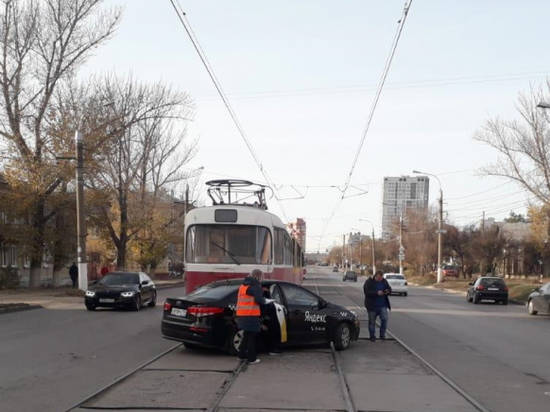 В Волгограде водитель иномарки протаранил трамвай