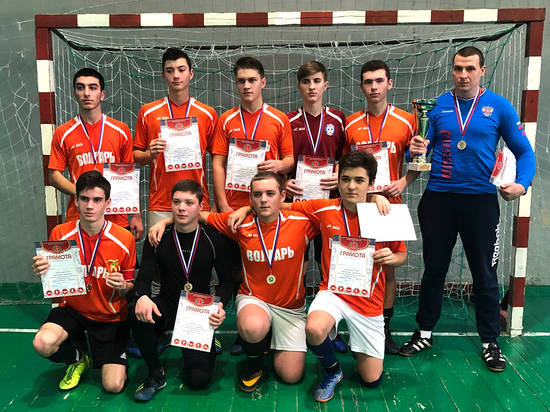 Очередной чемпионский кубок по мини-футболу завоевали школьники из Дубовки