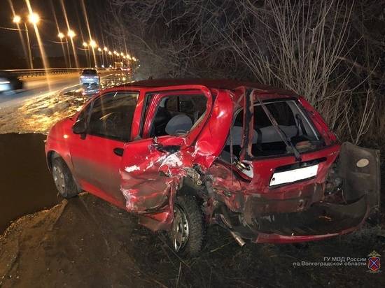 В Волгограде «Рено Логан» врезался в световую опору: пассажир погиб