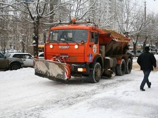 Дорожники вышли на уборку улиц от снега