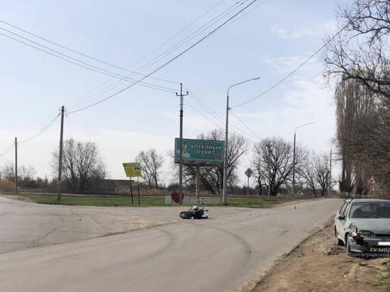 В Среднеахтубинском районе 14-летний мотоциклист налетел на машину
