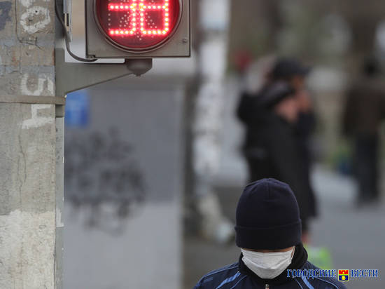 На улицах много людей: индекс самоизоляции в Волгограде упал до 2,8 балла