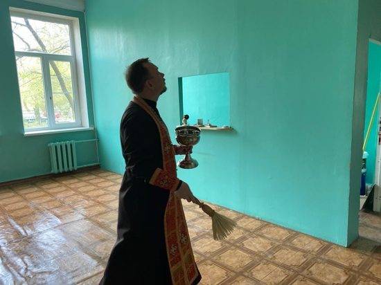 В Волгограде священнослужитель освятил помещение больницы для людей с диагнозом COVID-19