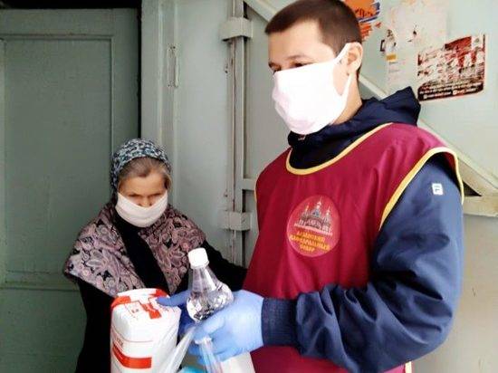 В Волгограде волонтеры доставляют самоизолированным волгоградцам гуманитарную помощь