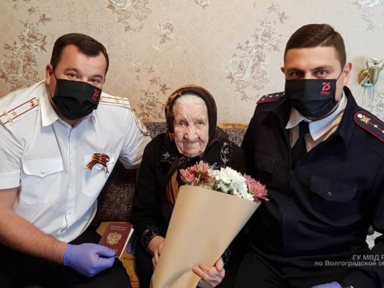 В Волжском 101-летняя труженица получила российское гражданство