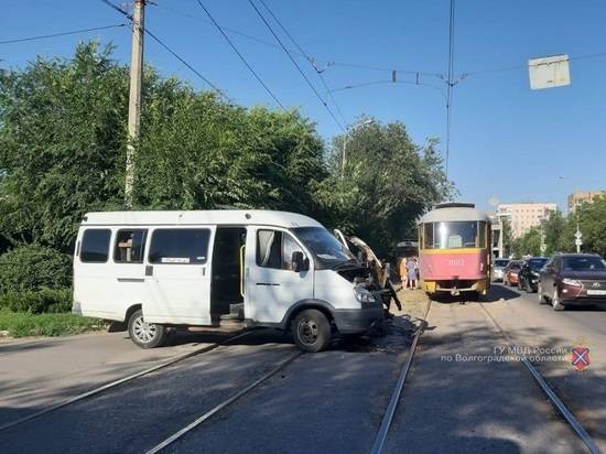На юге Волгограда лихач на микроавтобусе вылетел на рельсы перед трамваем