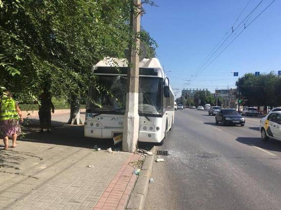 Из-за драки в кабине водителя автобус № 95 влетел в столб в Волгограде