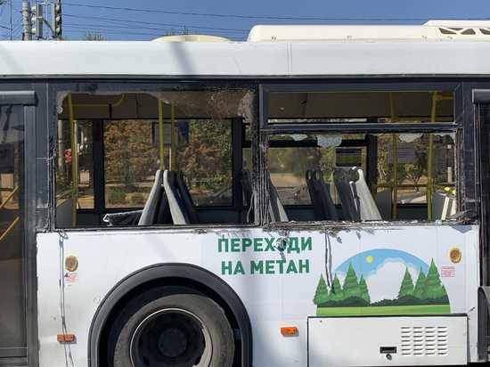 «Повыбивал стекла»: в Волгограде «КамАЗ» зацепил автобус