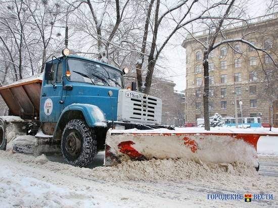 Дорожники устраняют последствия непогоды в Волгоградской области