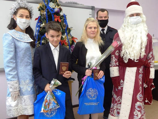 Дед Мороз и Снегурочка вручили первые паспорта юным волгоградцам
