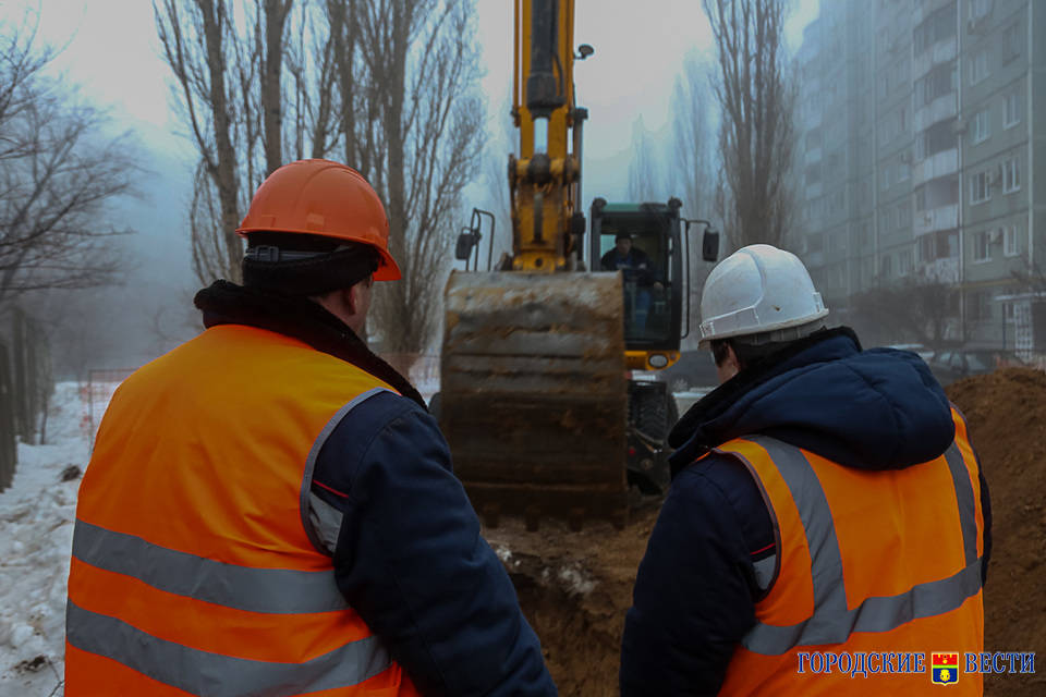 В Краснооктябрьском районе Волгограда устраняют порыв на водопроводе